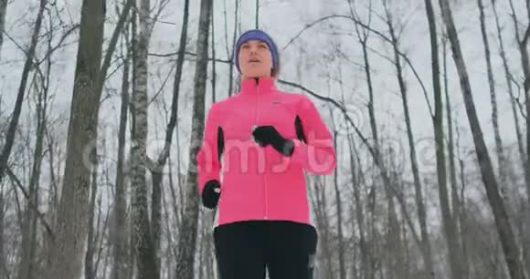 女人在阳光下的雪冬里奔跑视频的预览图