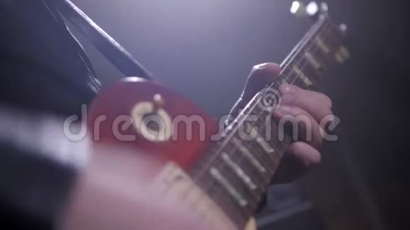 吉他手用电吉他独奏视频的预览图