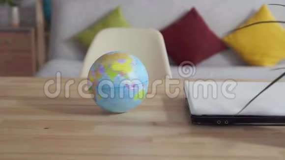 关上桌子上旋转的地球仪视频的预览图