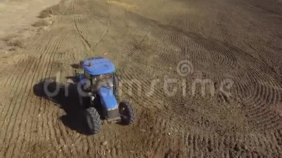 播种后粉碎地面的蓝色拖拉机运行中的5幅全景图视频的预览图