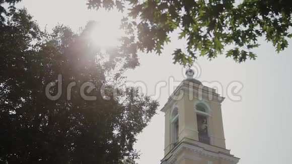阳光明媚的一天美丽的大教堂在树间视频的预览图