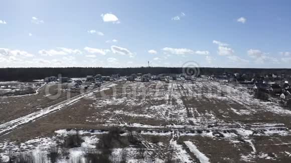 空旷的白雪皑皑的冬天郊区有住宅建筑视频的预览图