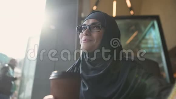 美丽的穆斯林女士在咖啡馆和朋友聊天自由视频的预览图