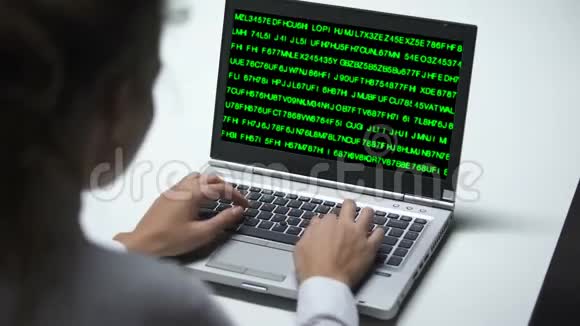 笔记本电脑系统错误妇女在办公室工作网络犯罪黑客攻击视频的预览图