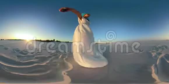 360VR埃及法老的主要妻子侧身穿过沙漠手持照相机360视频的预览图