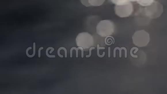 烟雾和白色的博克阳光反射在水面上水中闪烁抽象模糊的焦点视频的预览图