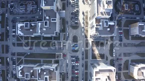 在城市街区的屋顶和马车上飞行视频的预览图