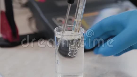 女科学家用仪器检查液体视频的预览图