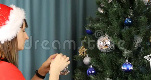雪少女以溜冰的形式悬挂一个圣诞玩具视频的预览图