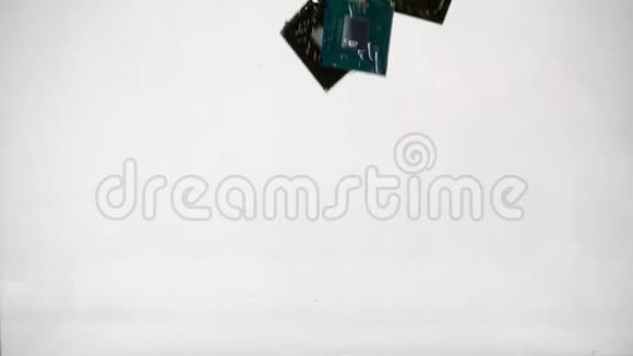 耐水的电脑微芯片落入水中在白色背景下缓慢运动视频的预览图