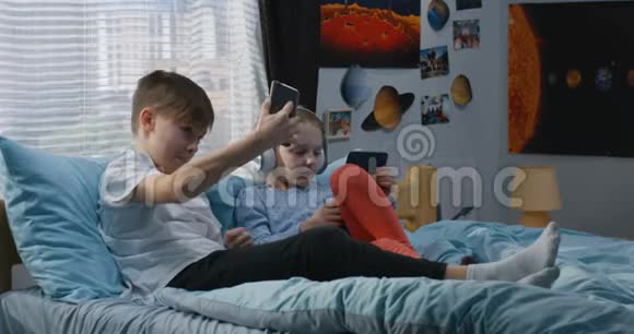 男孩和女孩一起在床上放松视频的预览图