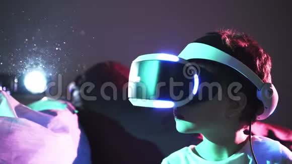 无脸男孩戴着VR耳机背光视频的预览图