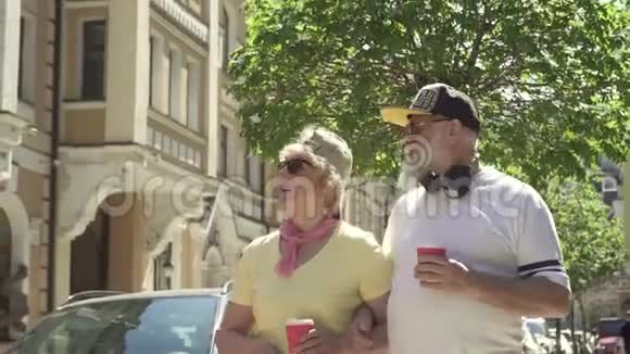 一对幸福而又时尚的老夫妇在城里散步视频的预览图