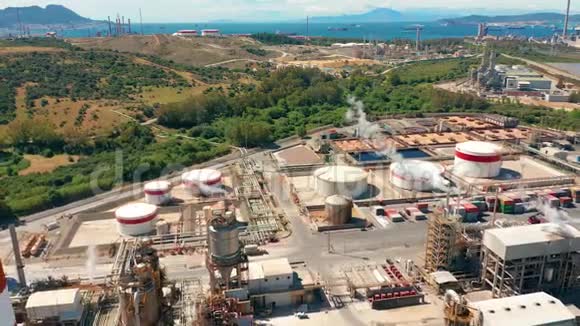 空中观景炼油厂工业区炼油的设备关闭石油工业管道视频的预览图