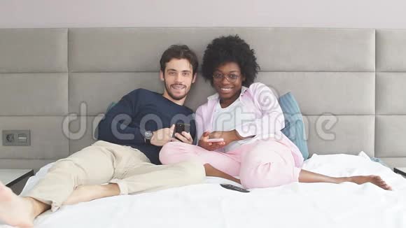 一对年轻漂亮的情侣躺在床上视频的预览图
