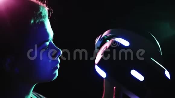 肖像女用彩灯戴上VR耳机视频的预览图
