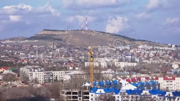 克里米亚和山上的城市景色背景上有天线视频的预览图