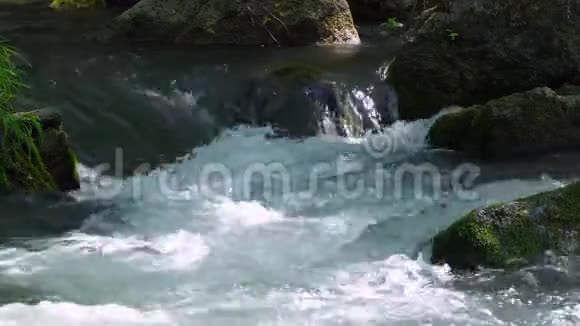 小河上的小泡沫瀑布视频的预览图
