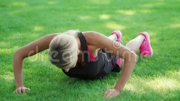健身女子夏季公园草地俯卧撑锻炼视频的预览图