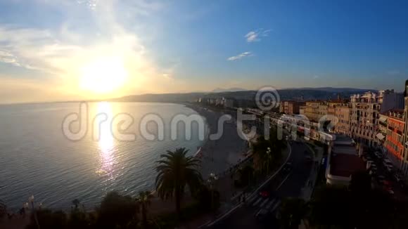 从尼斯城堡山俯瞰著名天使湾的空中日落景色视频的预览图