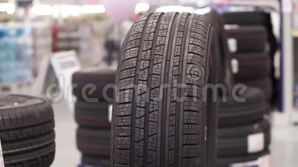 橡胶汽车轮胎在商店零售视频的预览图
