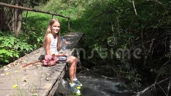 在河边玩耍的孩子在山上露营的孩子大自然中的女孩视频的预览图