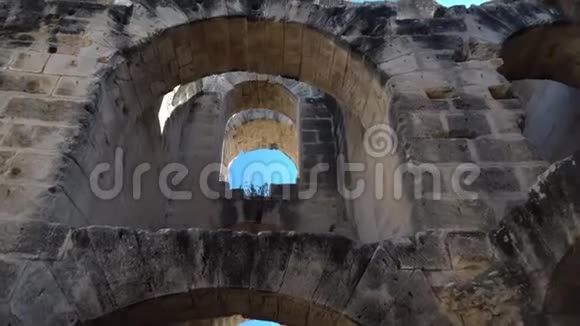 古罗马遗址位于突尼斯埃尔杰姆的古代圆形剧场柱之间的通道历史地标视频的预览图