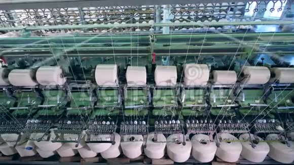 在一家纺织厂纤维线绕在筒管上视频的预览图