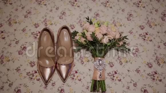 婚礼女性金鞋和布克视频的预览图