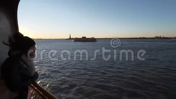 日落时分在纽约哈德逊河上空乘坐渡轮视频的预览图