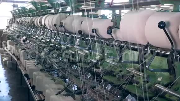 工厂设备工作与夹板线轴自动视频的预览图
