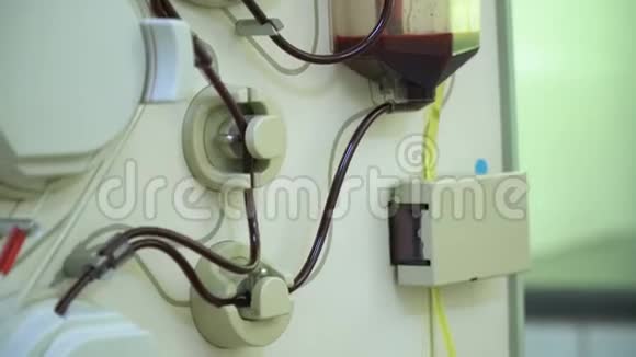 质粒分离通过设备清洗病人的血液血浆的排泄过程视频的预览图