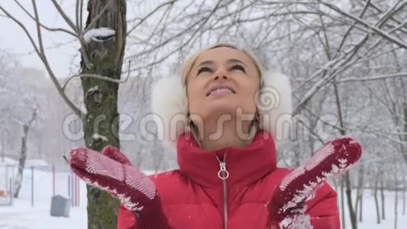 降雪中女孩的肖像视频的预览图