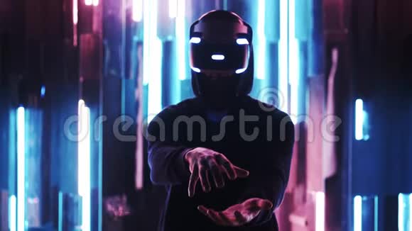 戴VR耳机的人在霓虹灯下做手势视频的预览图