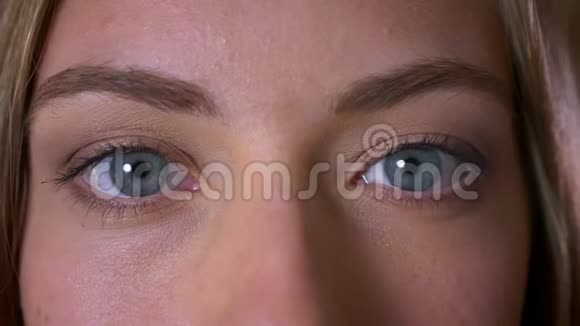 白种人女性的一双漂亮的蓝色大眼睛注视着镜头眼睛眨不眨注意力集中视频的预览图