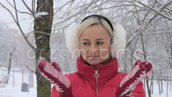 降雪中女孩的肖像视频的预览图