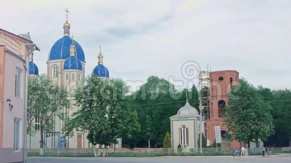 城里的教堂有漂亮的蓝色圆顶和金色十字架视频的预览图