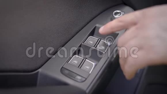 一个人用电驱动打开和关闭车窗自动控制汽车元件视频的预览图