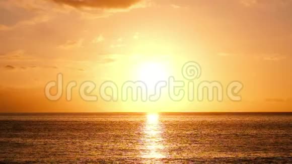 日落或日出海上景观夏季旅游和度假的概念与苏的美丽海景视频的预览图