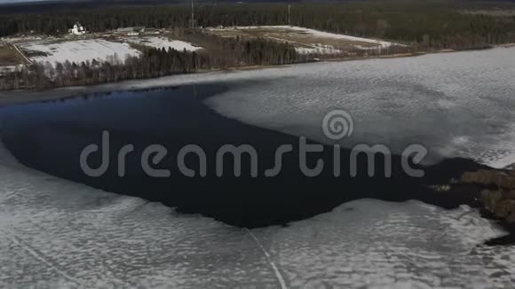 4河水在春天的洪水中平稳地冲刷着厚厚的冰层视频的预览图