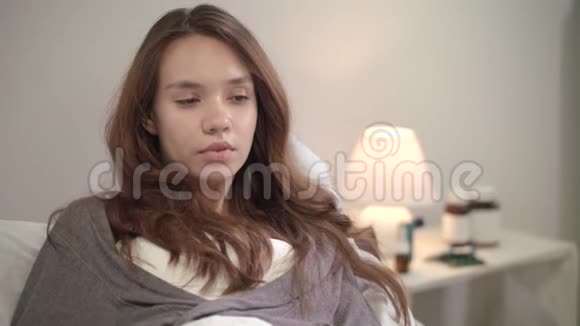 病妇晚上在床上组织打喷嚏恶心的女孩视频的预览图