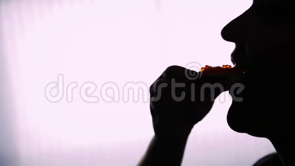 吃红鱼子酱三明治的女人的头剪影概况视频的预览图