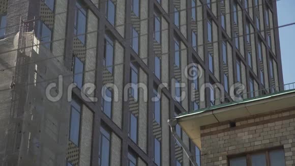 城市建筑外墙砖公寓高层建筑的一般日子视频的预览图