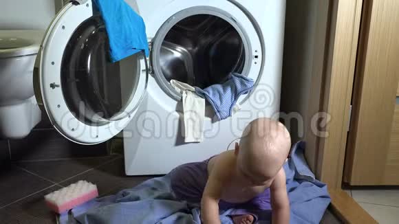 淘气的孩子在浴室里乱洗衣服视频的预览图