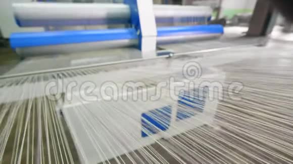 白串在工厂机器上移动而假脱机工业纺织品生产线视频的预览图