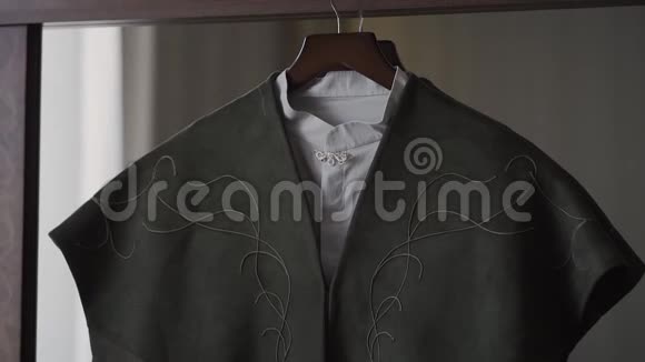 一个男人夹克挂在房间的衣架上视频的预览图