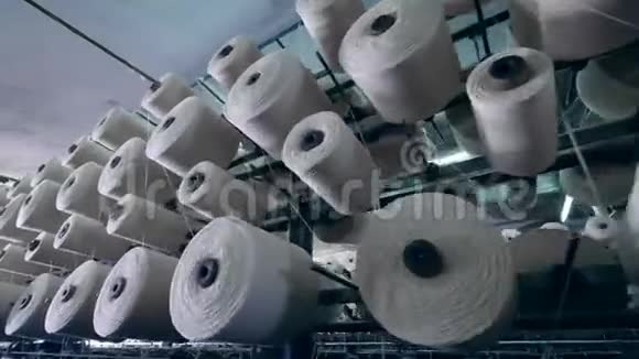 纺织厂机器将线轴转到筒管上工业织物生产线视频的预览图