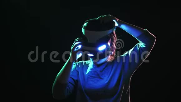 戴着VR耳机的年轻女子头戴着霓虹灯视频的预览图