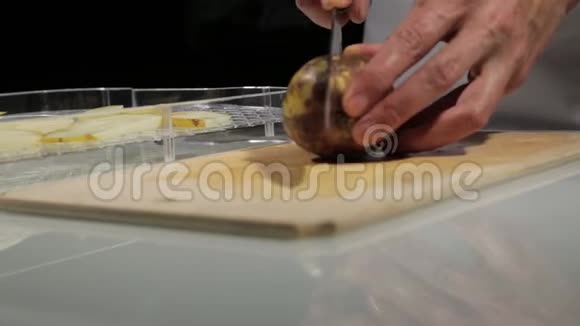 女用菜刀滑切梨木砧板上切梨用于干果视频的预览图