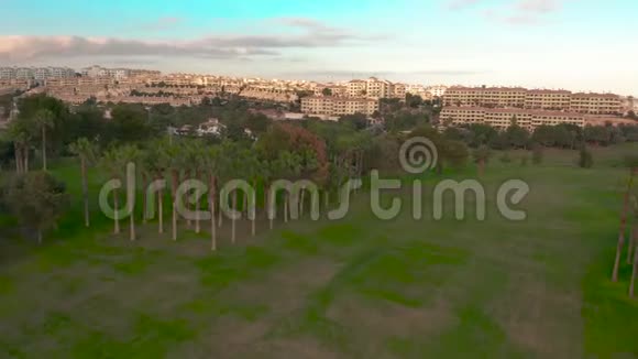 空中观景风景飞越高尔夫球场视频的预览图
